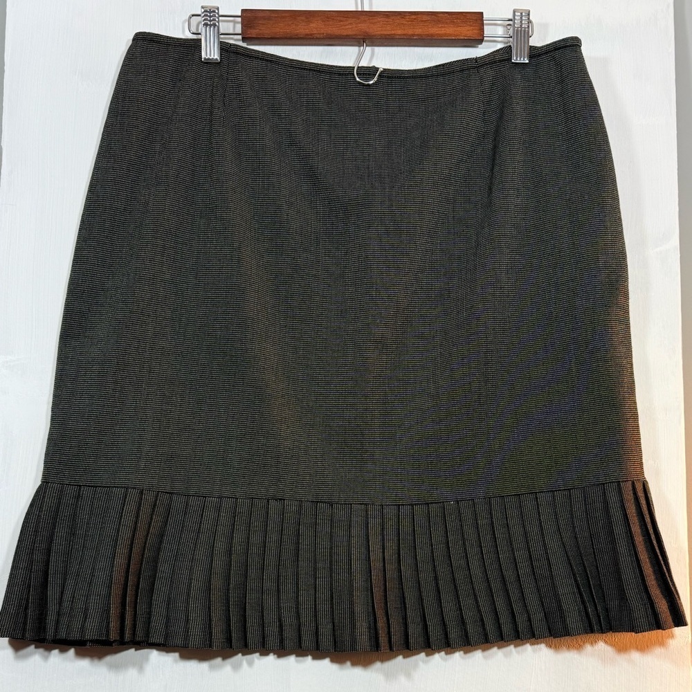 Briggs Size 16 Black Pleated Skirt